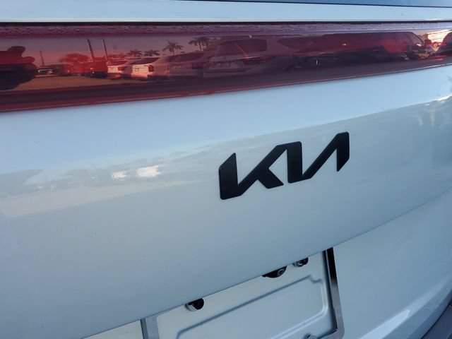 Certified 2025 Kia Carnival SX Prestige FWD image 8