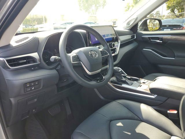 New 2026 Toyota Highlander Platinum image 11