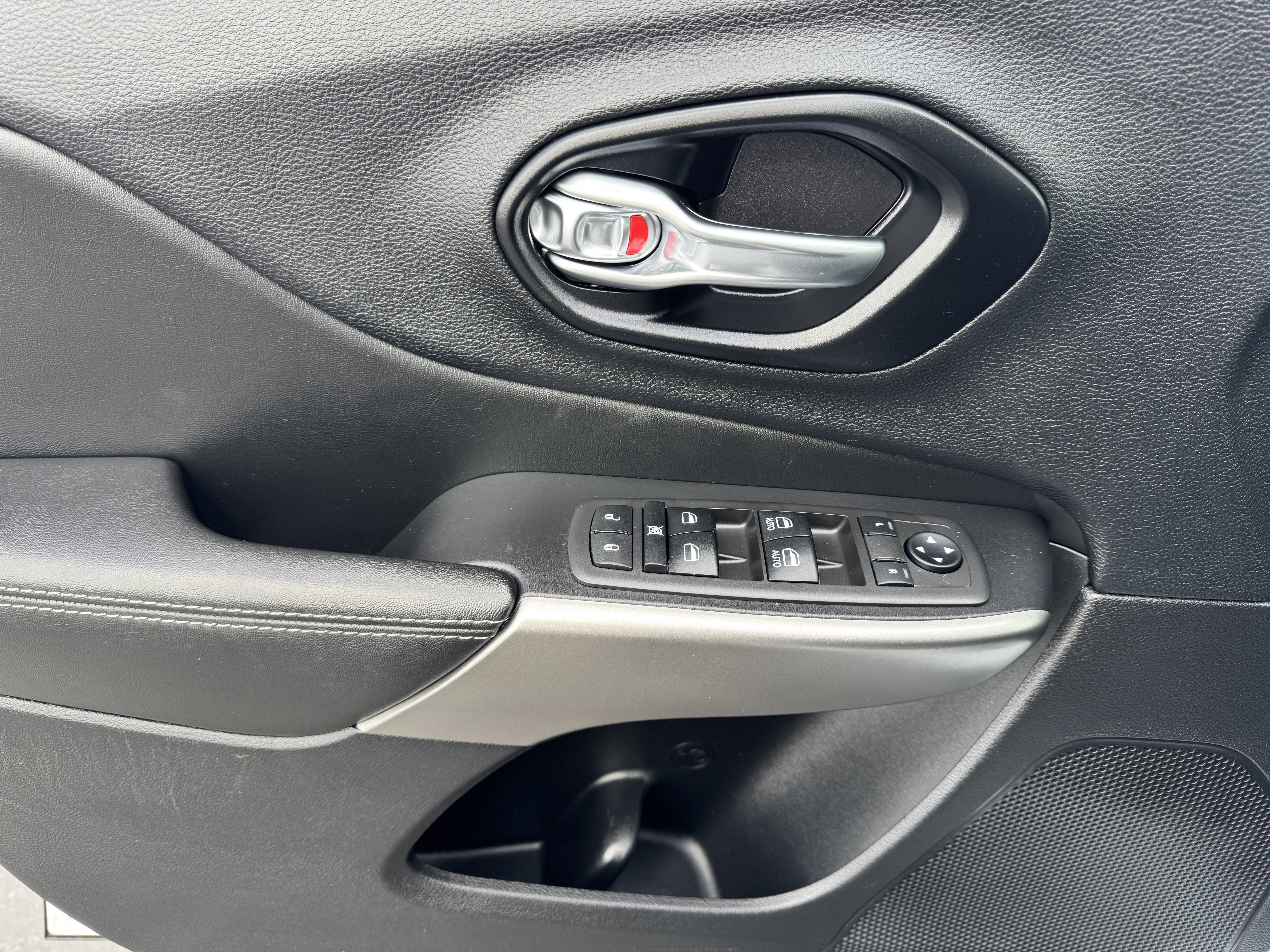 Used 2021 Jeep Cherokee Latitude Lux 80th Anniv w/ Quick Order Package 26U 80TH image 11