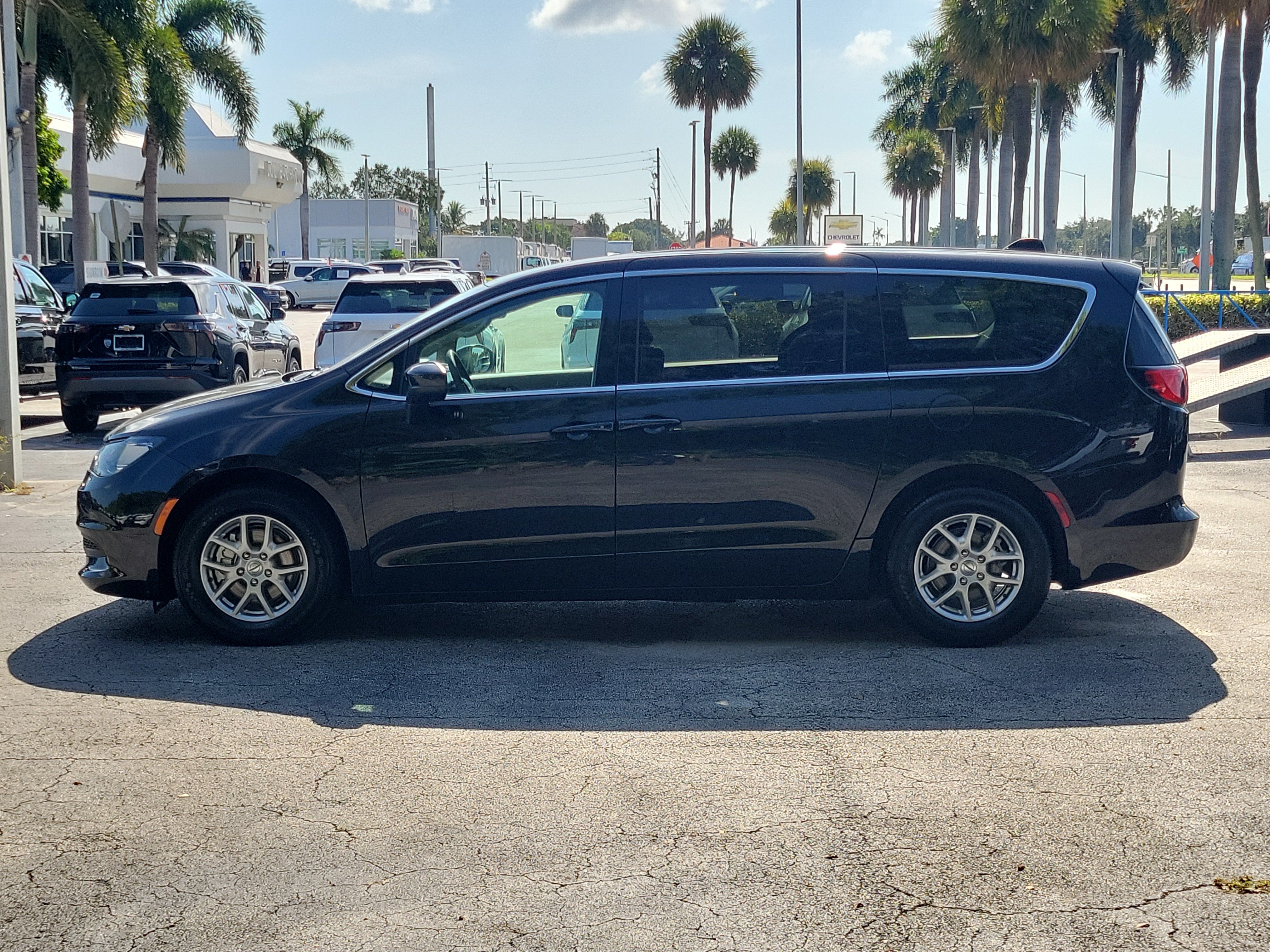 Used 2023 Chrysler Voyager LX FWD image 6