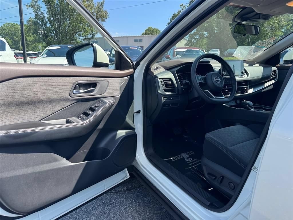 Certified 2023 Nissan Rogue SV FWD image 14