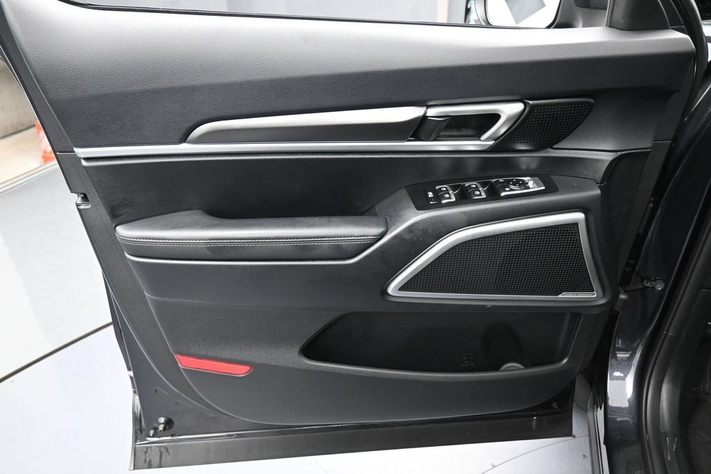 Used 2025 Kia Telluride LX FWD image 12