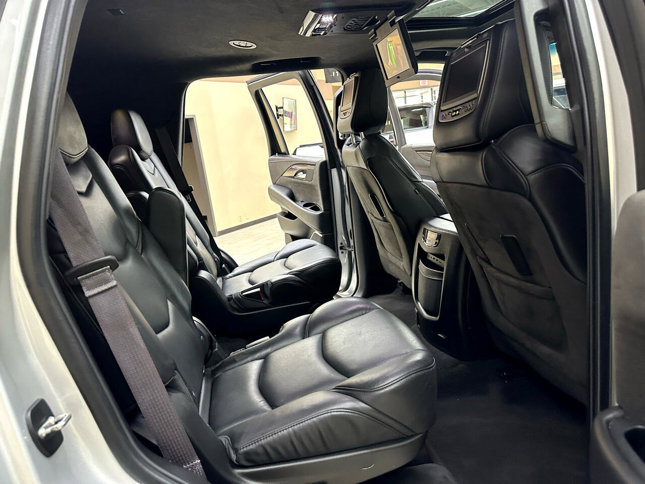 Used 2017 Cadillac Escalade Platinum image 42