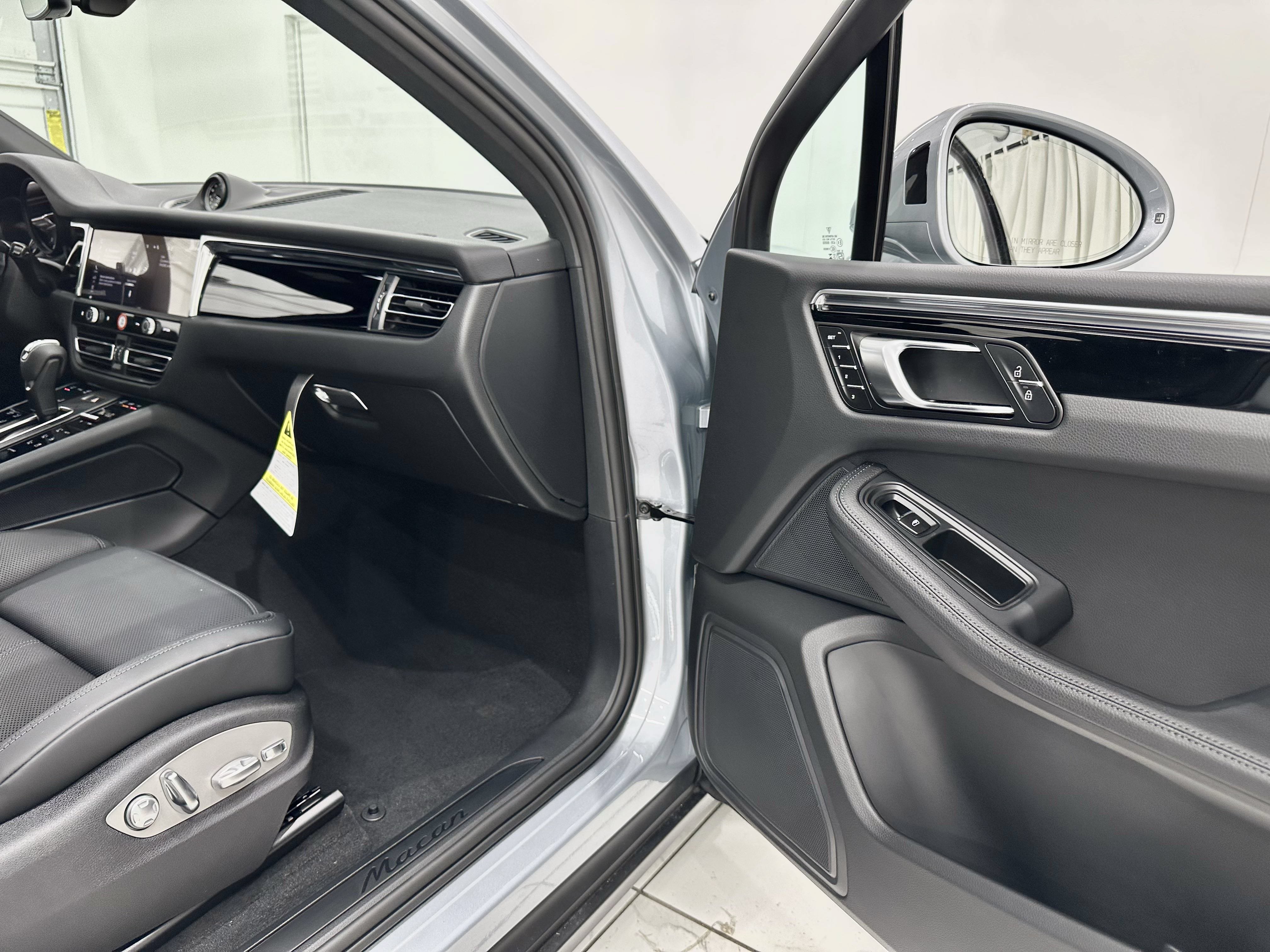 Certified 2025 Porsche Macan image 22