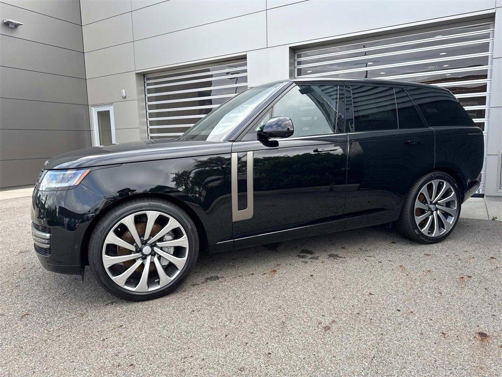 New 2025 Land Rover Range Rover SE image 3