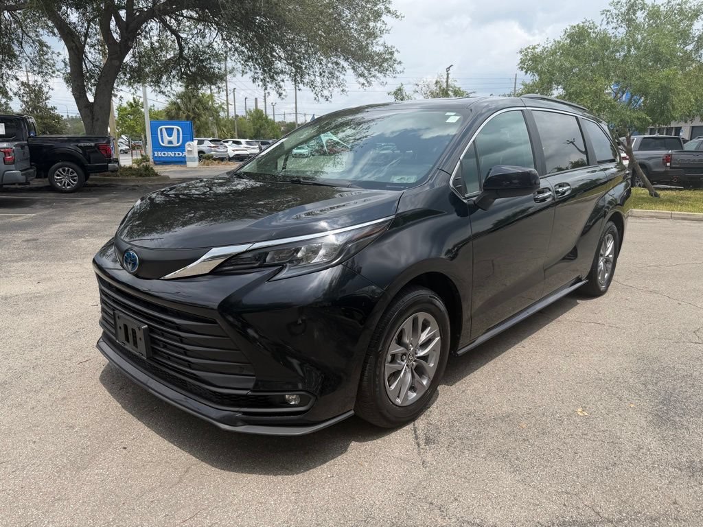 Used 2025 Toyota Sienna XLE FWD image 3