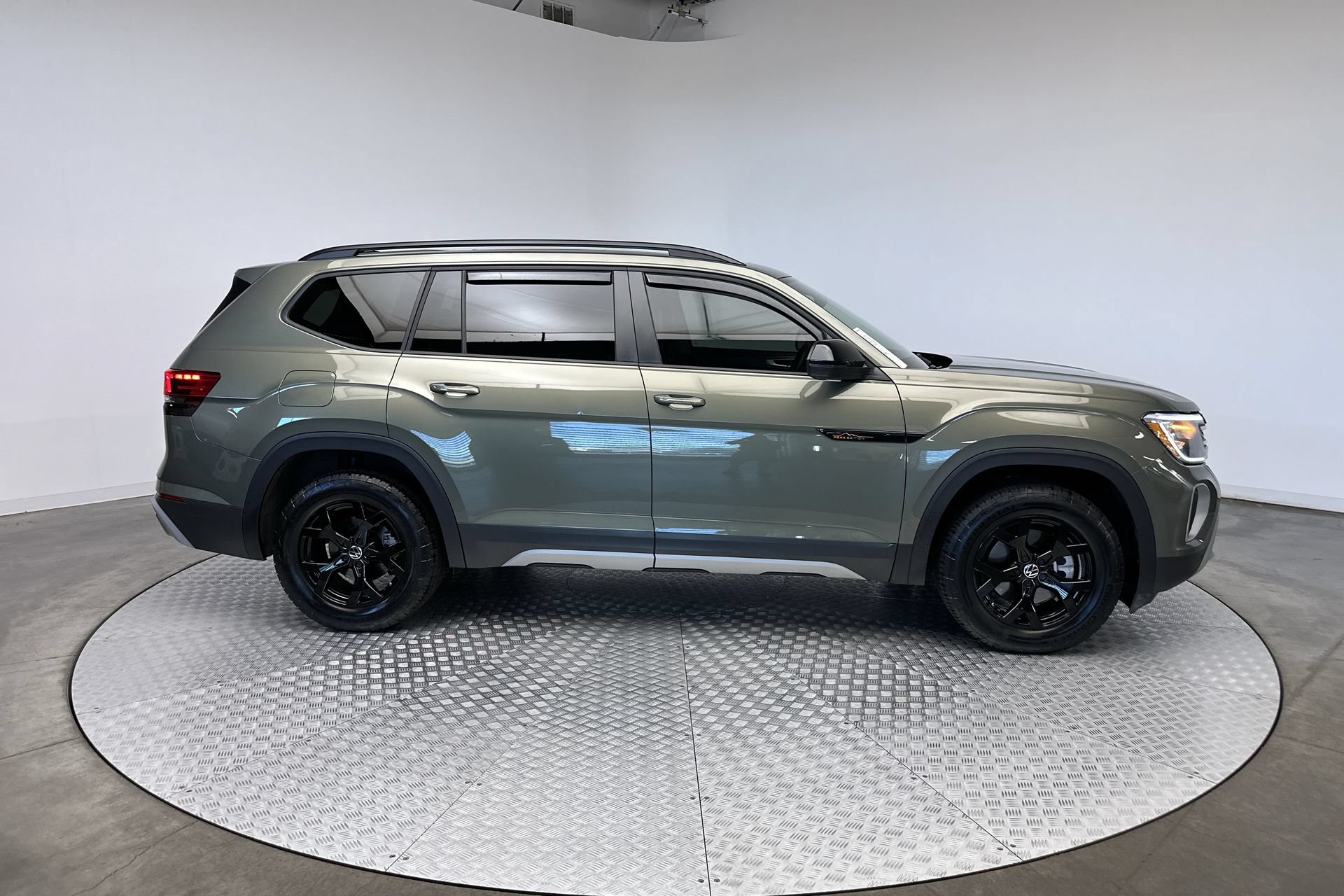 Used 2024 Volkswagen Atlas Peak Edition SE AWD/4WD image 10