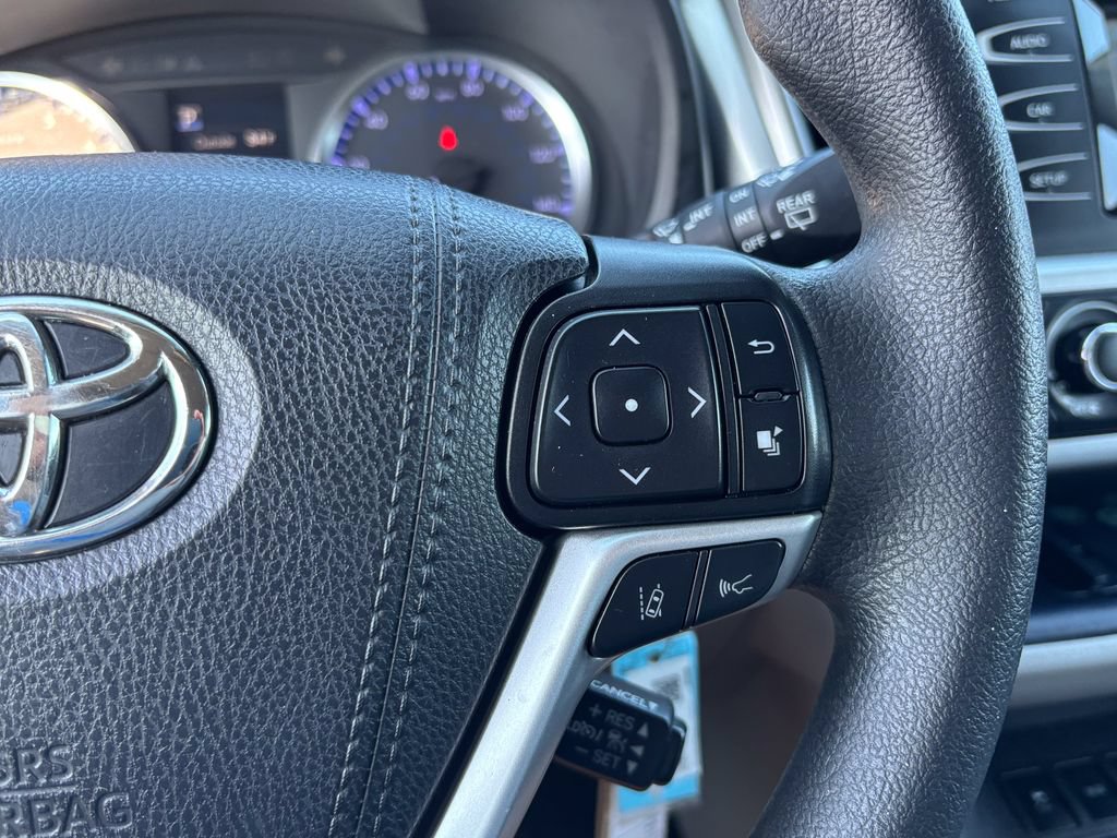 Used 2019 Toyota Highlander LE AWD/4WD image 22