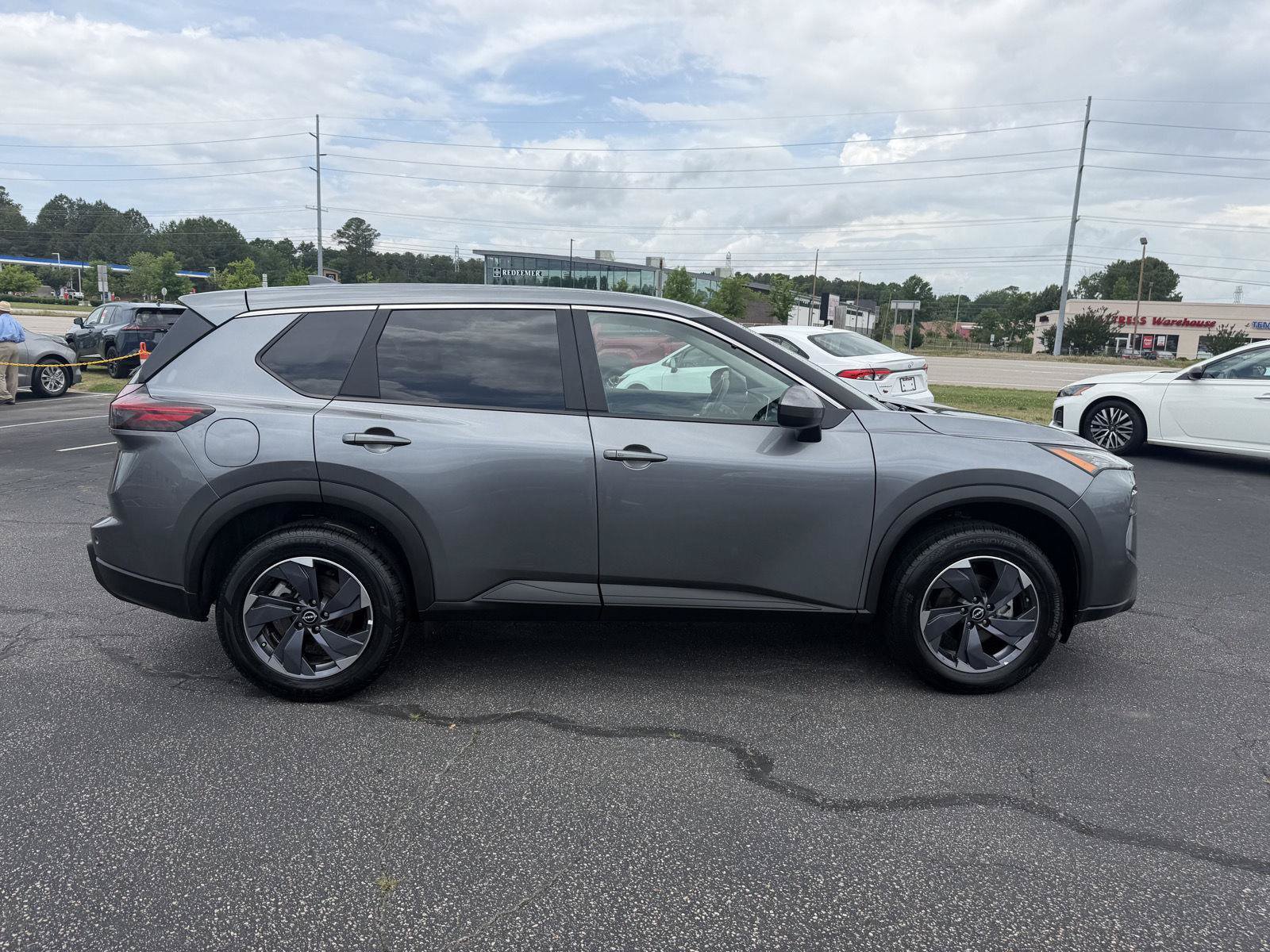 Used 2025 Nissan Rogue SV FWD image 8
