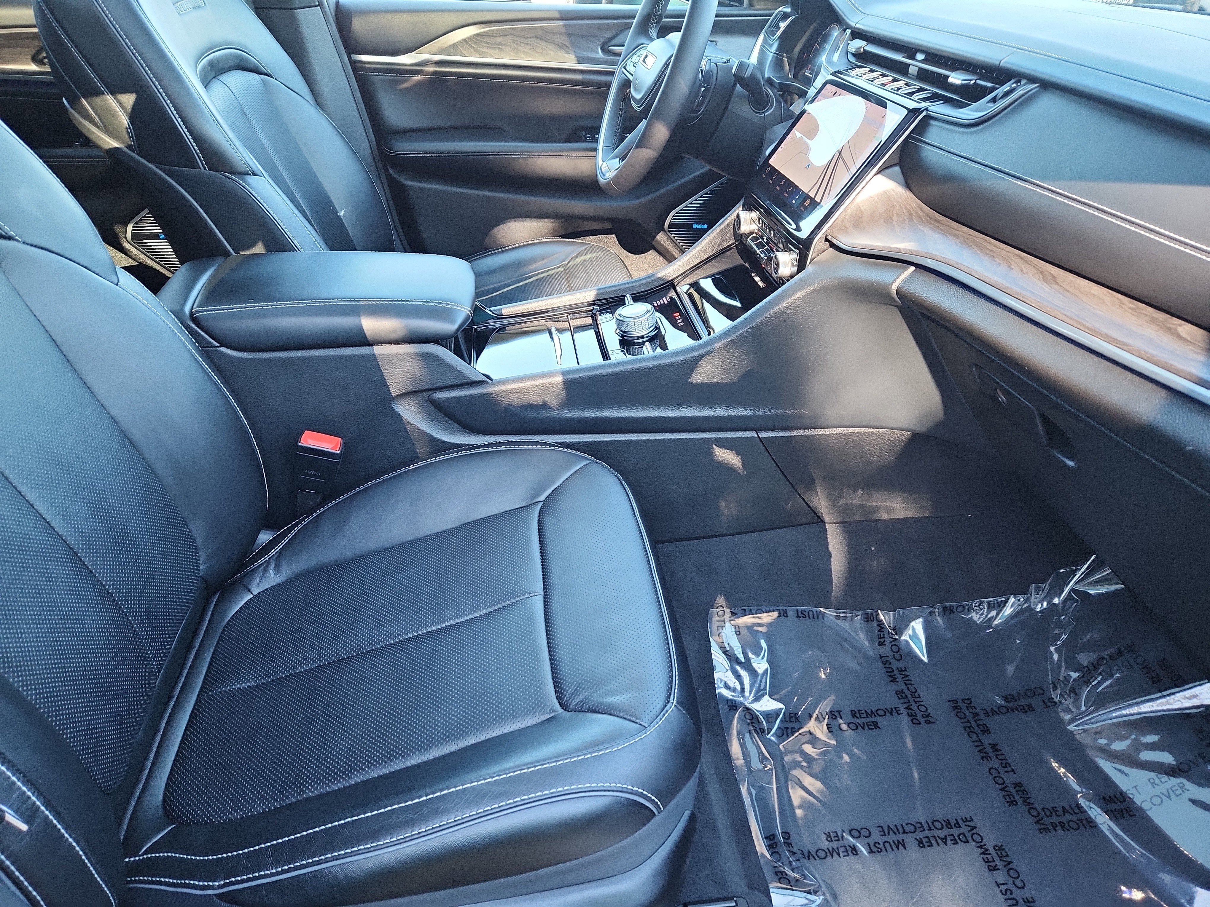 Used 2023 Jeep Grand Cherokee Overland image 3