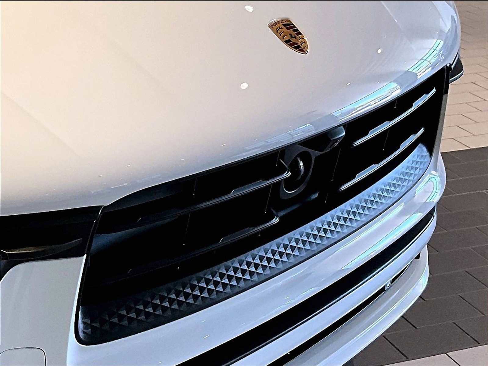 Used 2025 Porsche Macan image 32