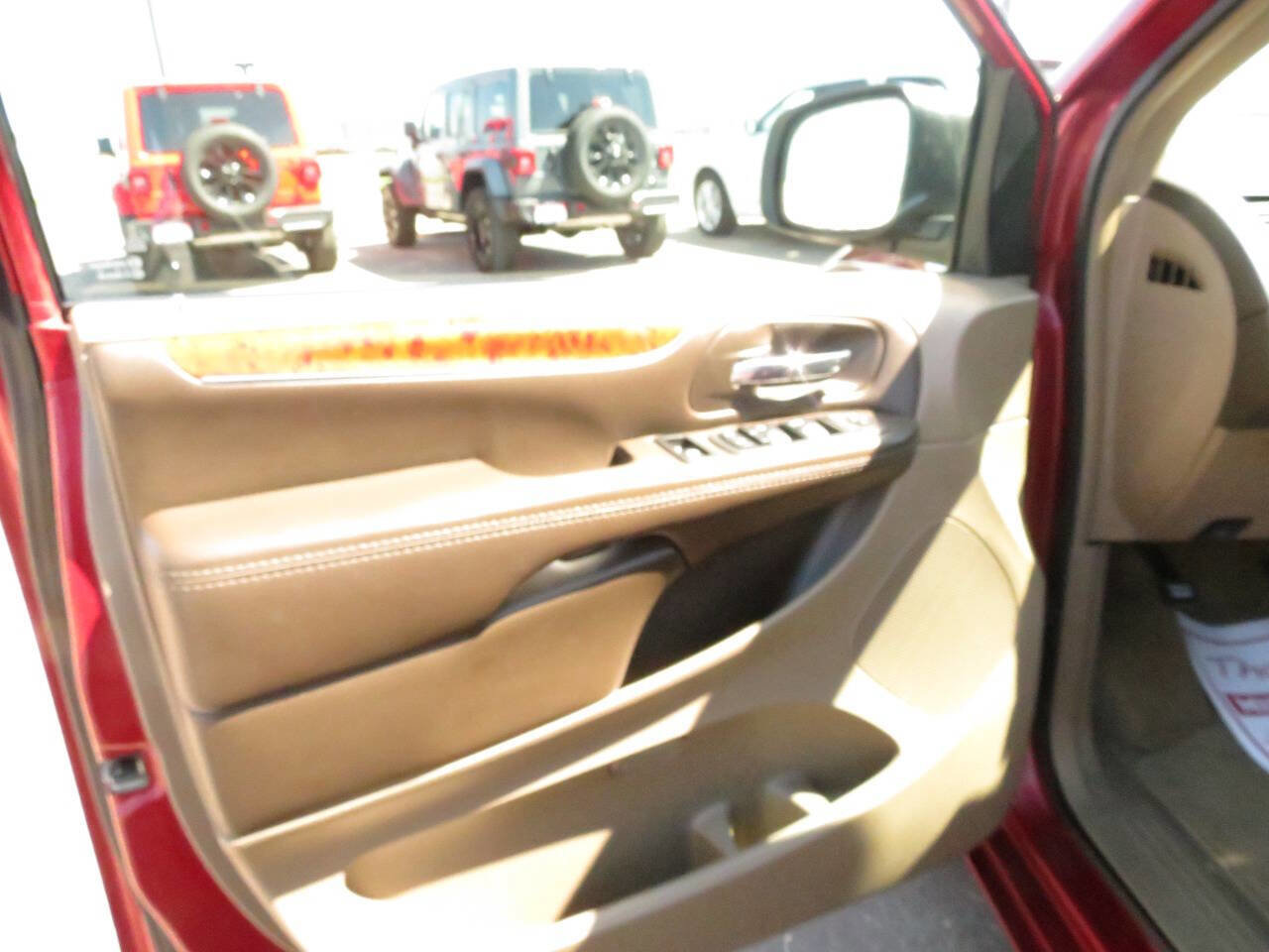 Used 2015 Chrysler Town & Country Touring-L w/ Driver Convenience Group FWD image 11