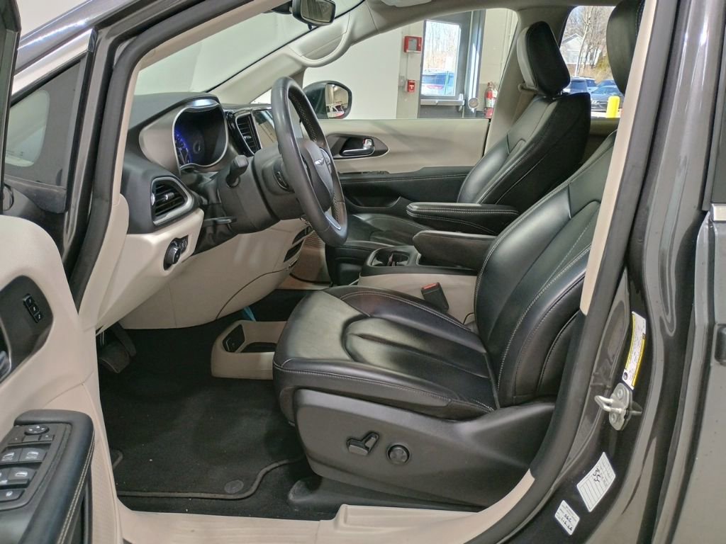 Used 2023 Chrysler Pacifica Touring-L image 11