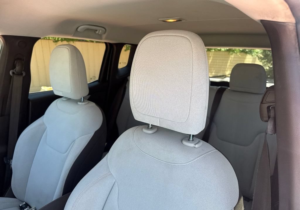 Used 2015 Jeep Renegade Latitude w/ Cold Weather Group FWD image 11