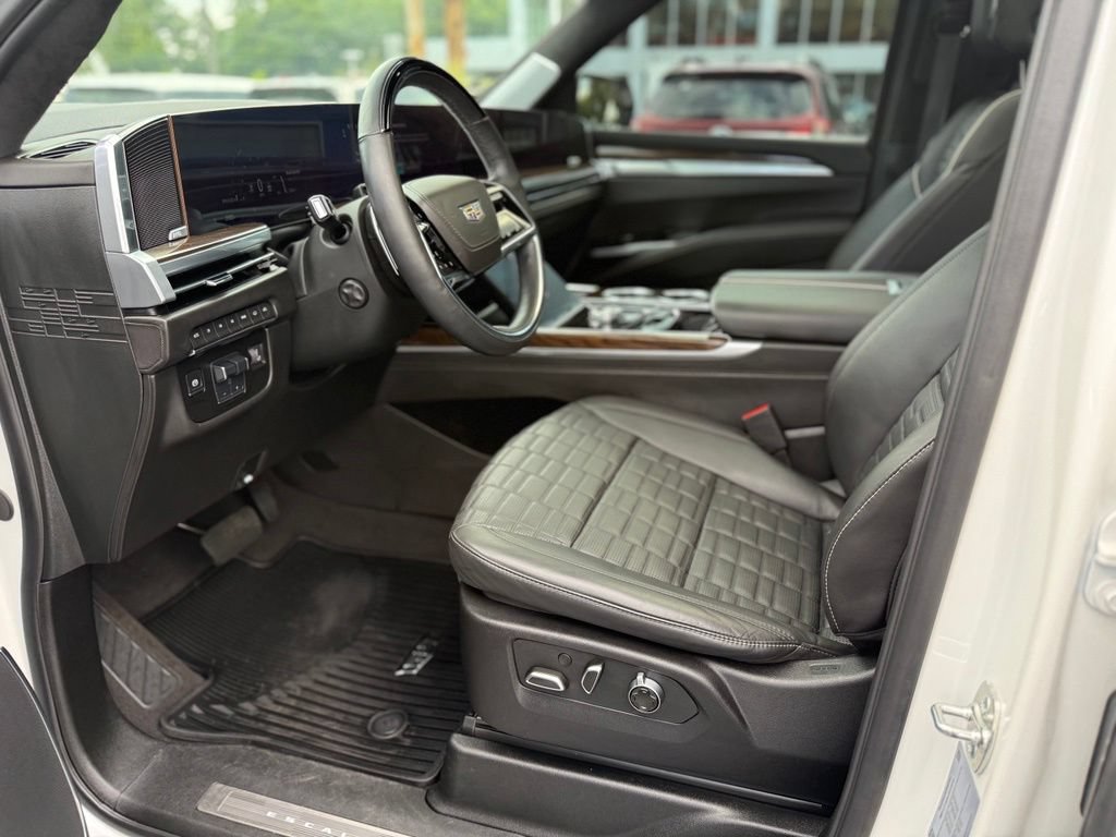 Used 2025 Cadillac Escalade ESV Sport Platinum w/ LPO, ONYX Package AWD/4WD image 15