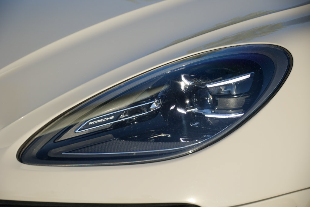 Certified 2023 Porsche Macan Turbo AWD/4WD image 25