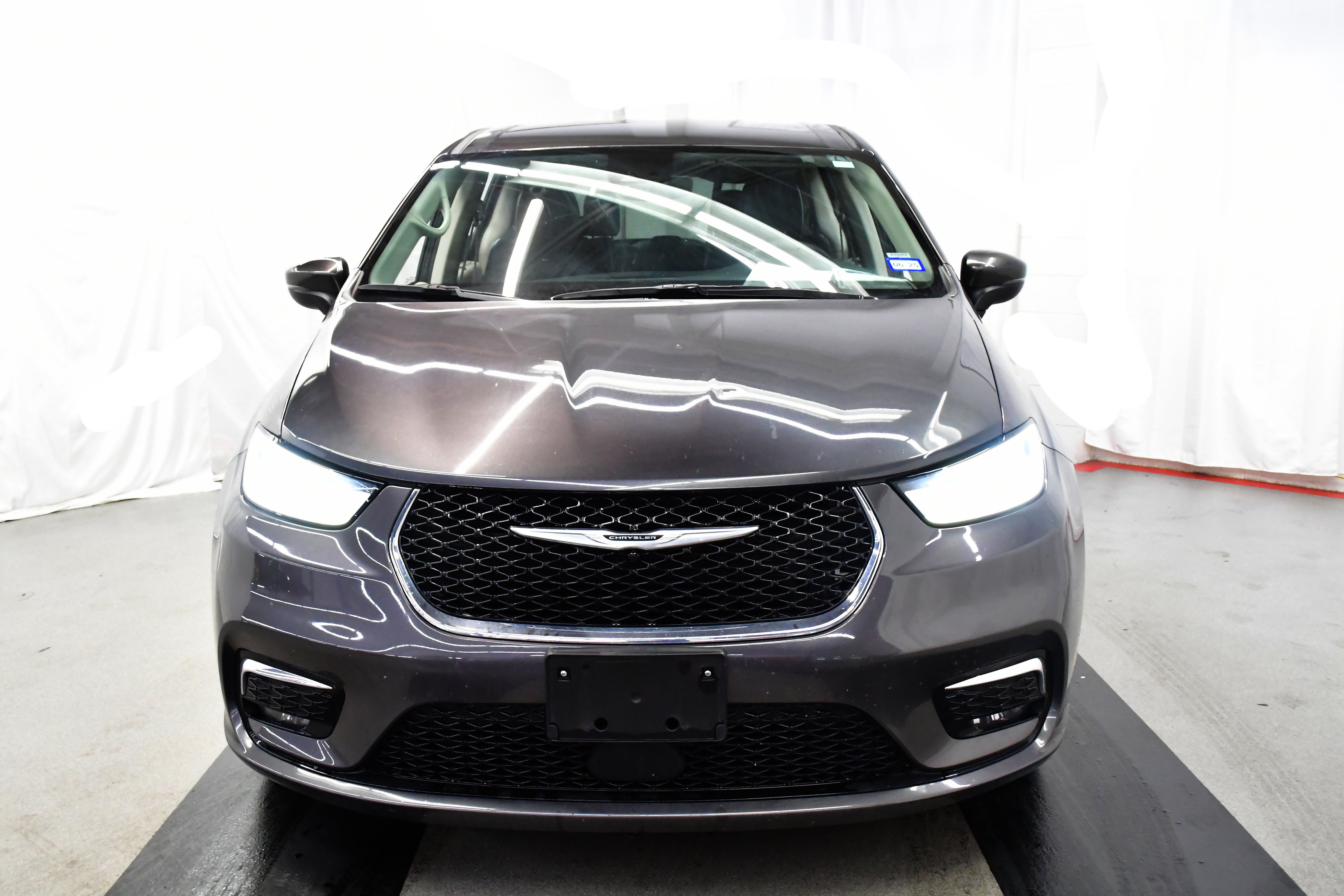 Used 2023 Chrysler Pacifica Limited image 4