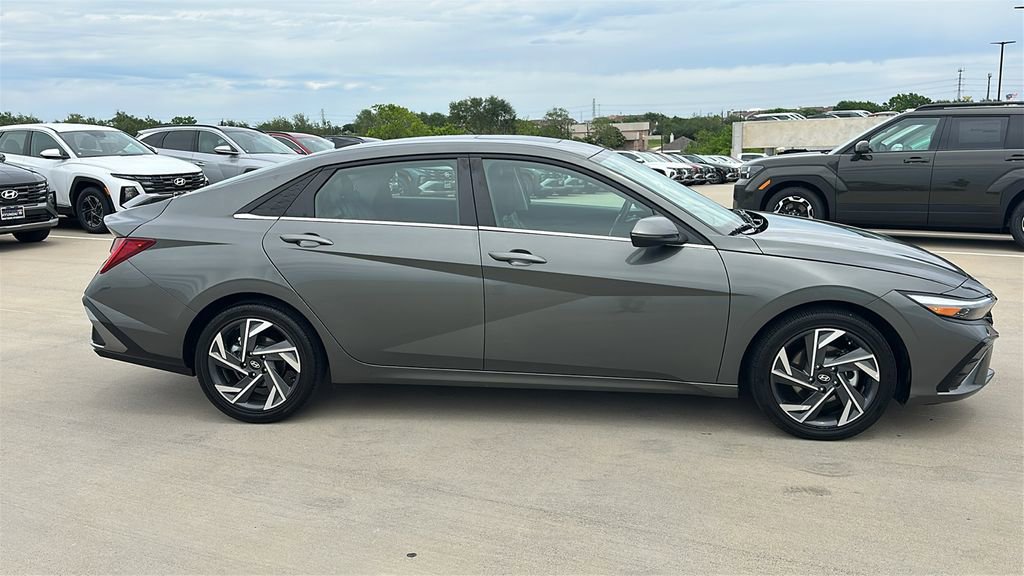 Used 2025 Hyundai Elantra Limited FWD image 14