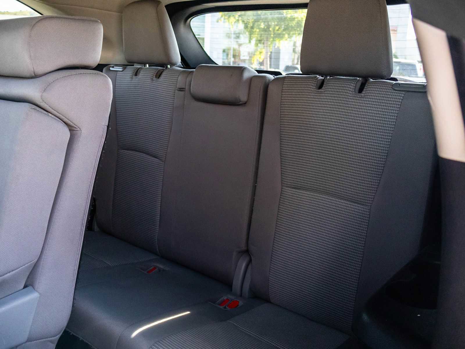 Used 2022 Toyota Highlander LE FWD image 17