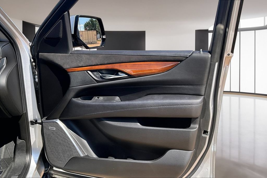 Used 2019 Cadillac Escalade Luxury AWD/4WD image 19