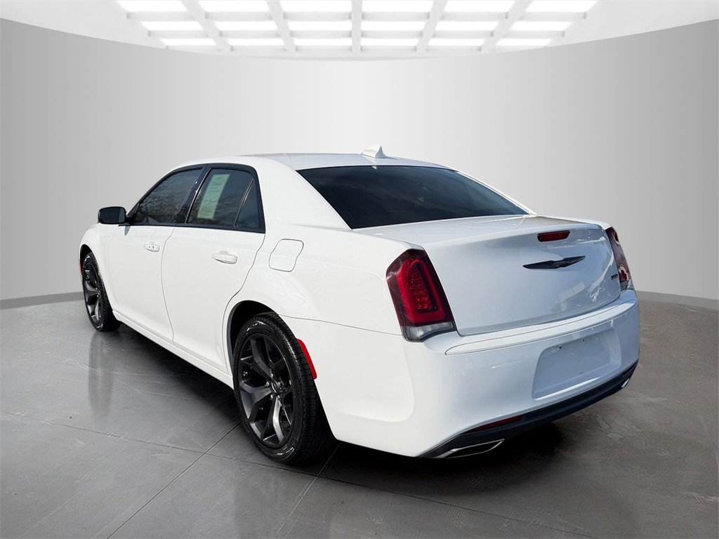 Used 2022 Chrysler 300 Touring w/ Sport Appearance Package image 4