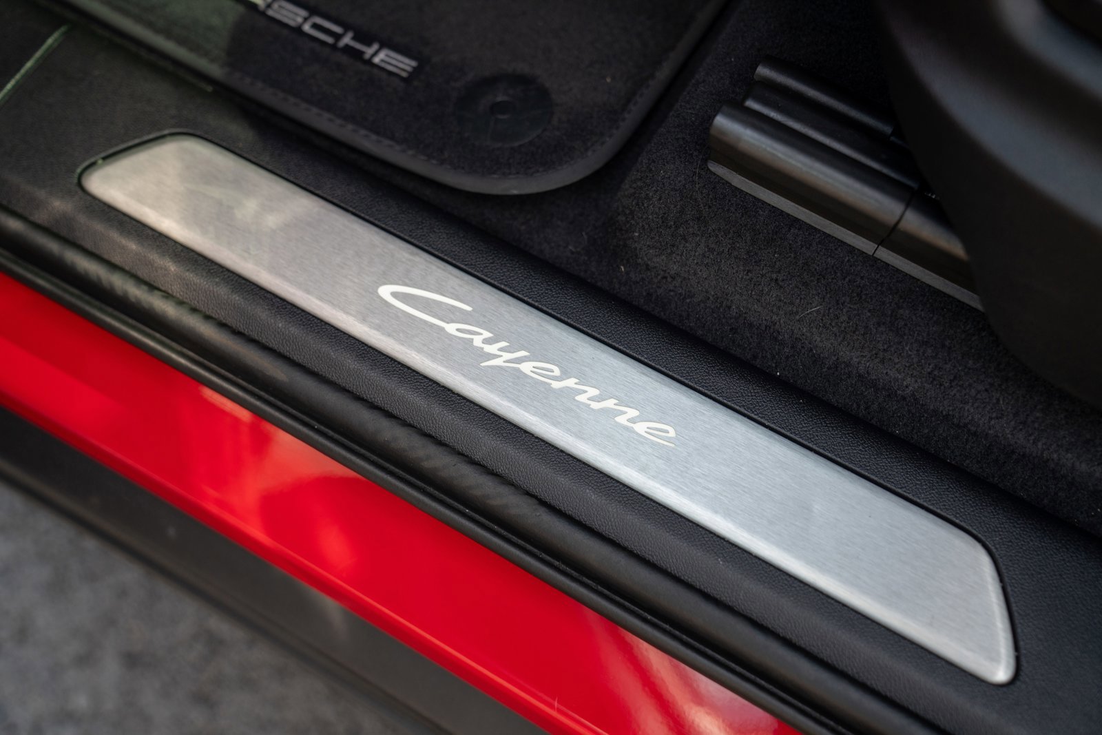 Certified 2025 Porsche Cayenne E-Hybrid AWD/4WD image 12