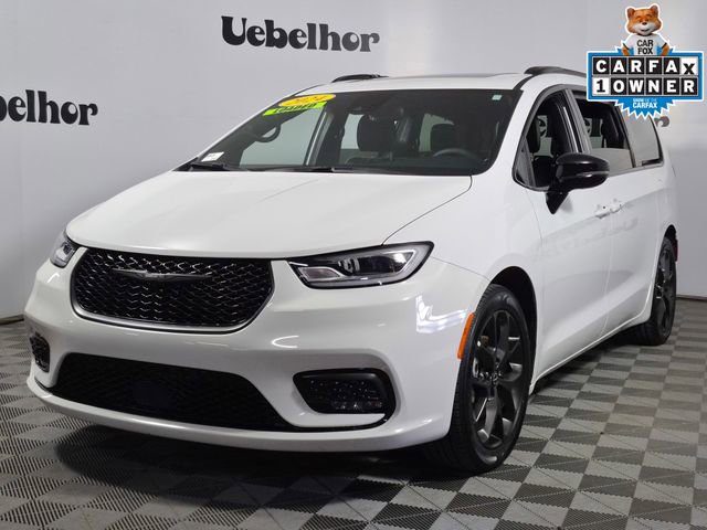 Used 2025 Chrysler Pacifica Limited image 3