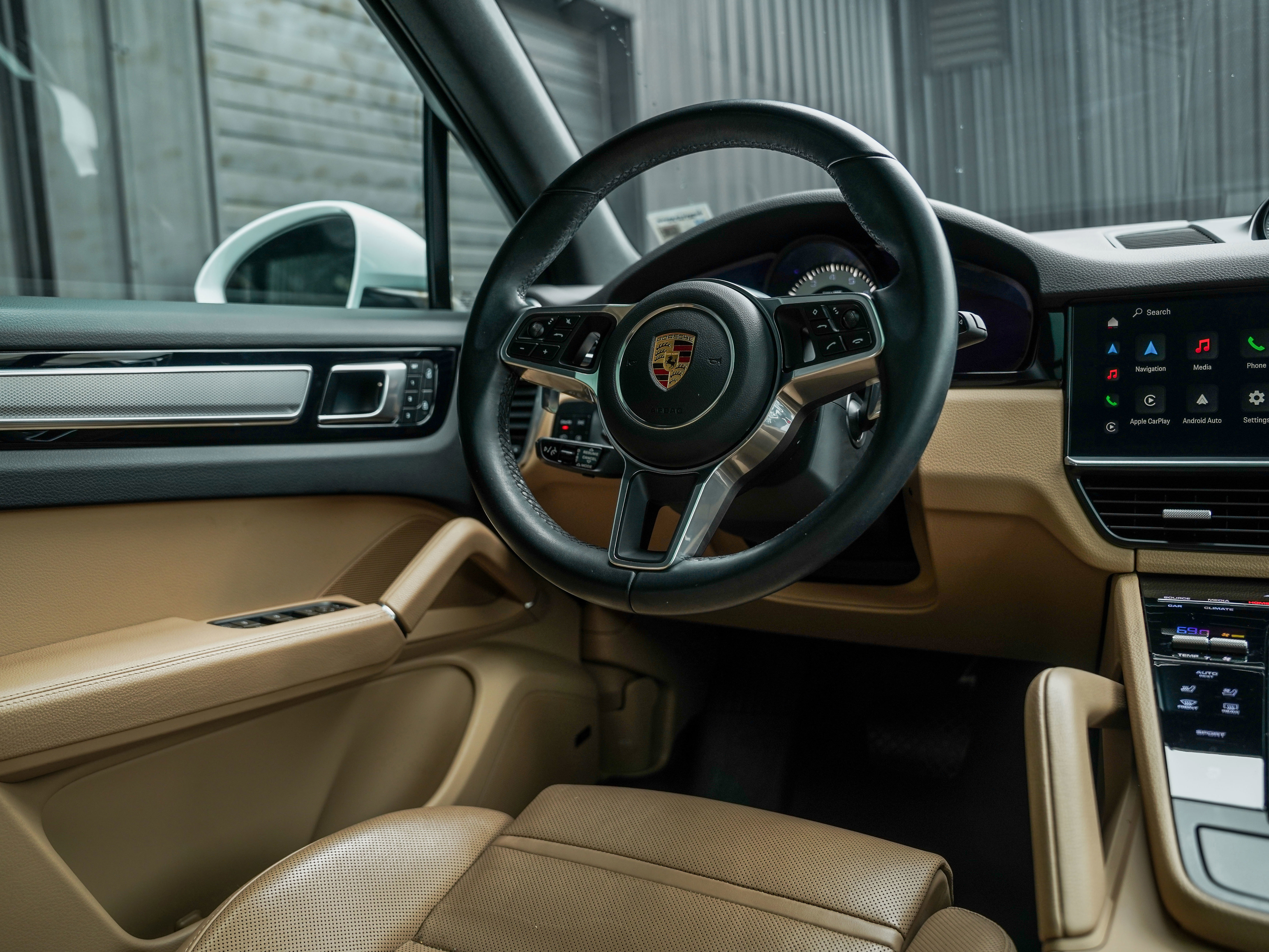 Certified 2022 Porsche Cayenne Platinum Edition image 26