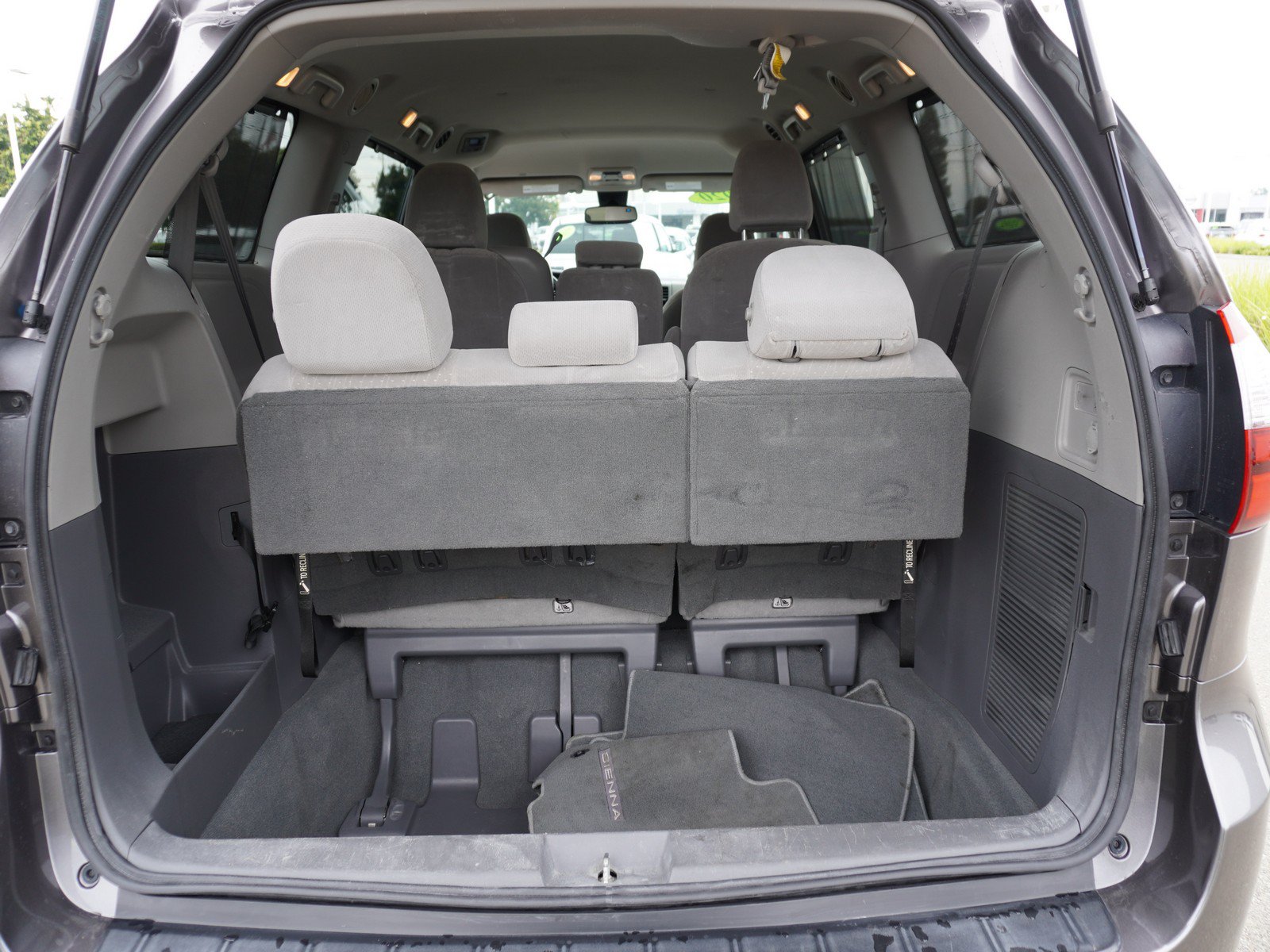 Used 2020 Toyota Sienna LE w/ Carpet Mat Package FWD image 11