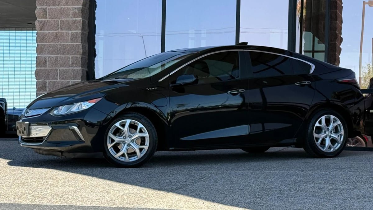 Used 2018 Chevrolet Volt Premier w/ Driver Confidence Package FWD image 3