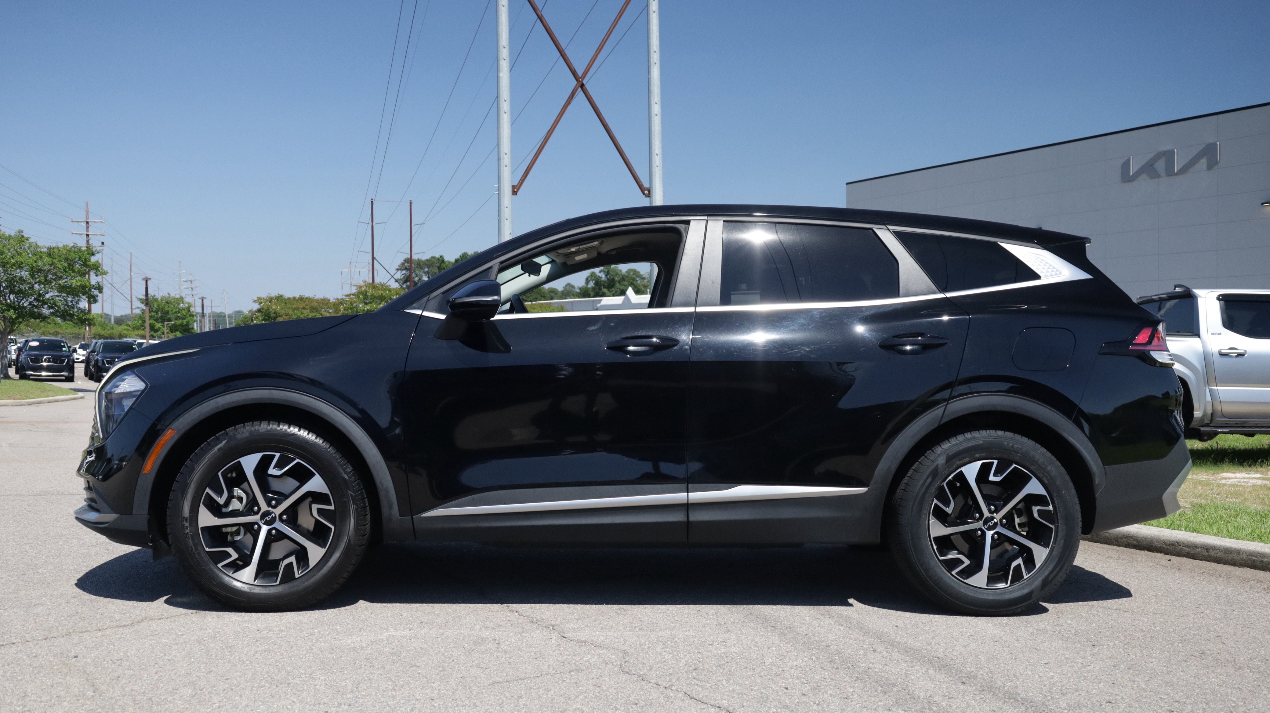 Used 2023 Kia Sportage EX FWD image 2