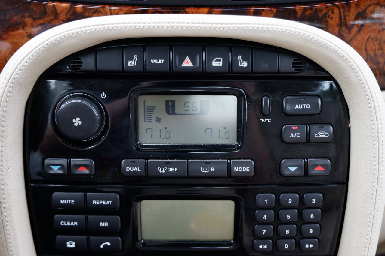 Used 2004 Jaguar XJ8 image 33