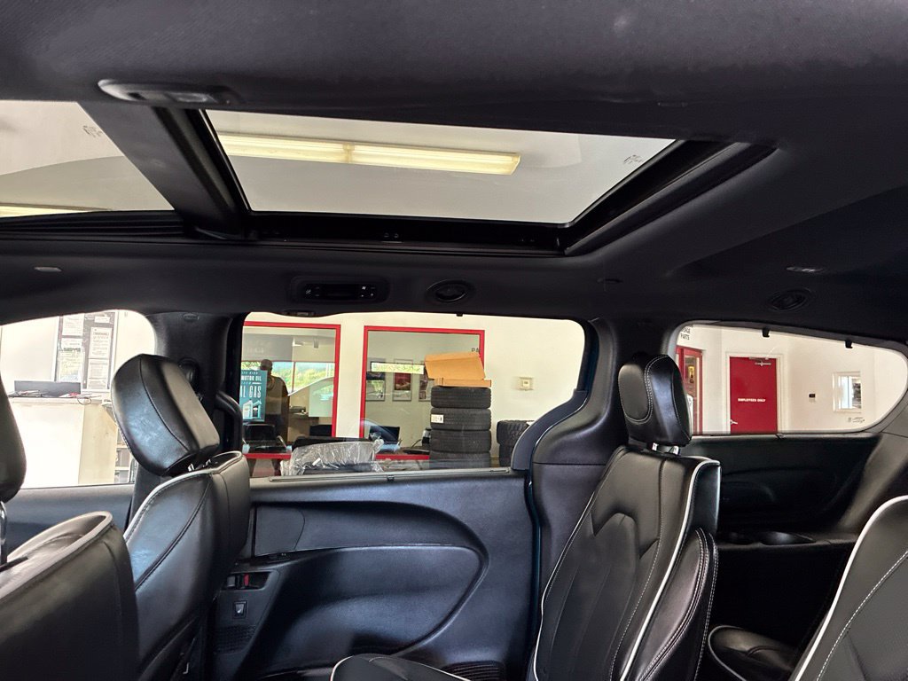 Certified 2025 Chrysler Pacifica Limited FWD image 21