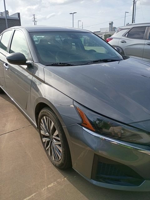Used 2025 Nissan Altima 2.5 SV FWD image 3