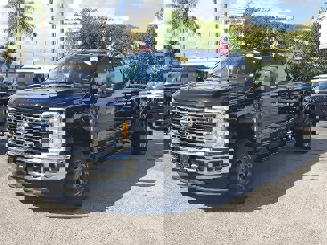 Used 2023 Ford F350 XLT image 3