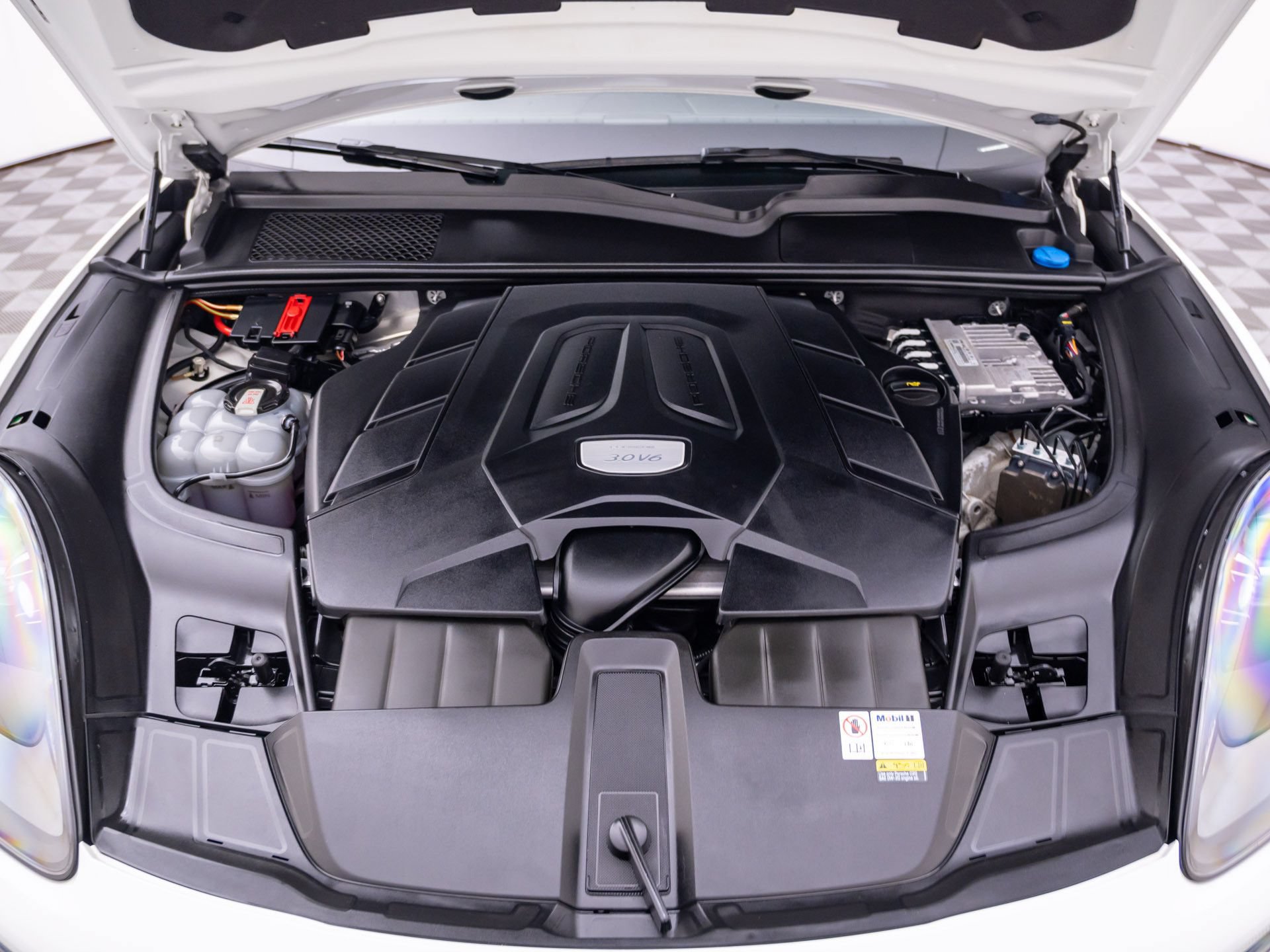 Certified 2023 Porsche Cayenne AWD/4WD image 32