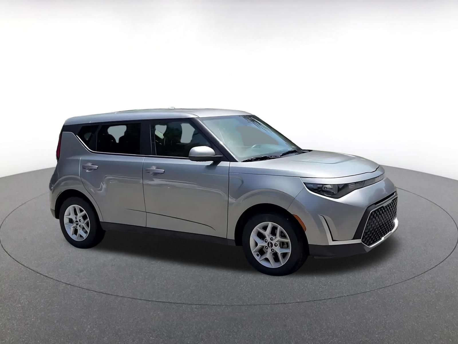 Used 2025 Kia Soul LX w/ LX Technology Package FWD image 2