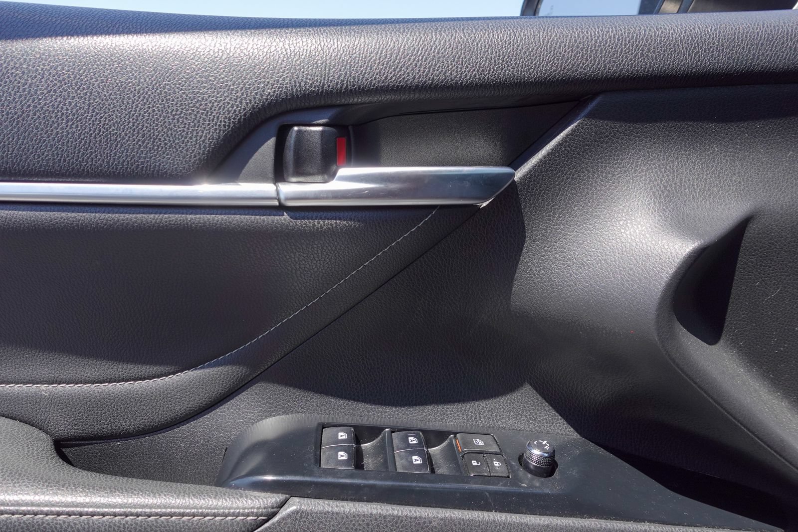 Used 2018 Toyota Camry XSE FWD image 15