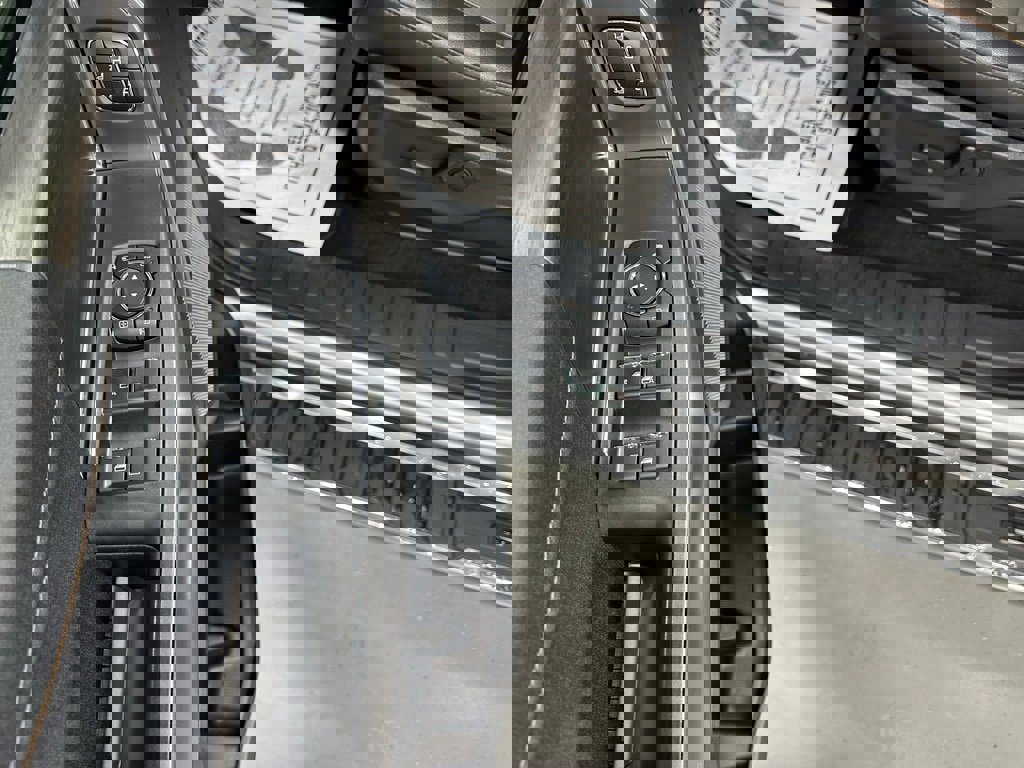 Used 2025 Ford F150 Lariat w/ Equipment Group 501A Mid image 9