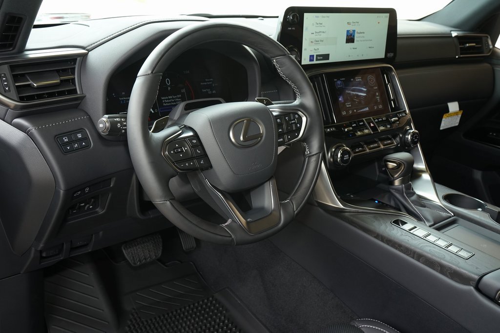 Used 2025 Lexus LX 600 4WD w/ Luxury Package image 8