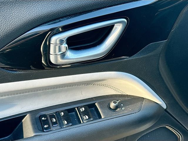 Used 2023 Jeep Compass Limited image 18