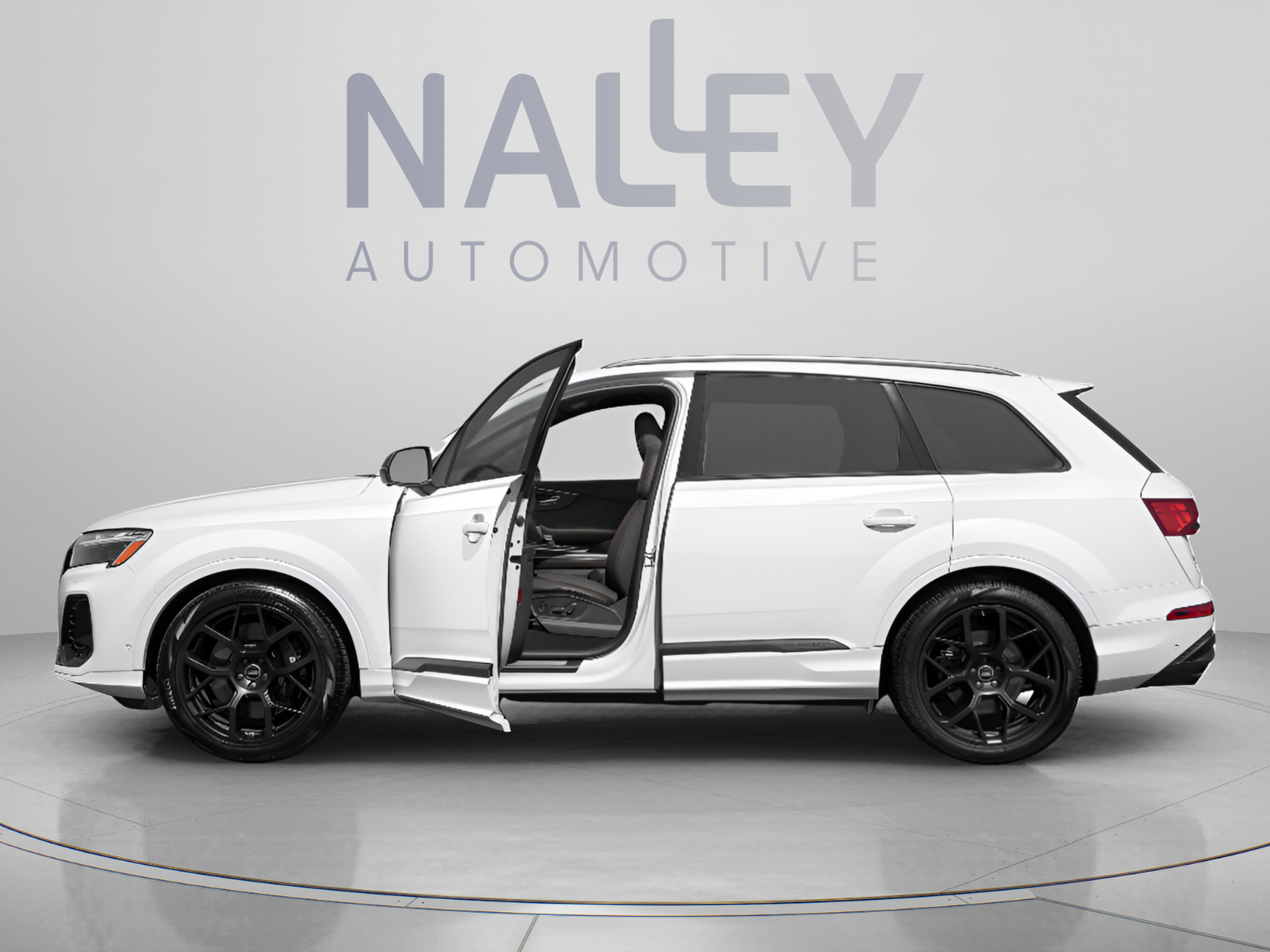 Used 2025 Audi SQ7 Prestige w/ Prestige Package AWD/4WD image 2