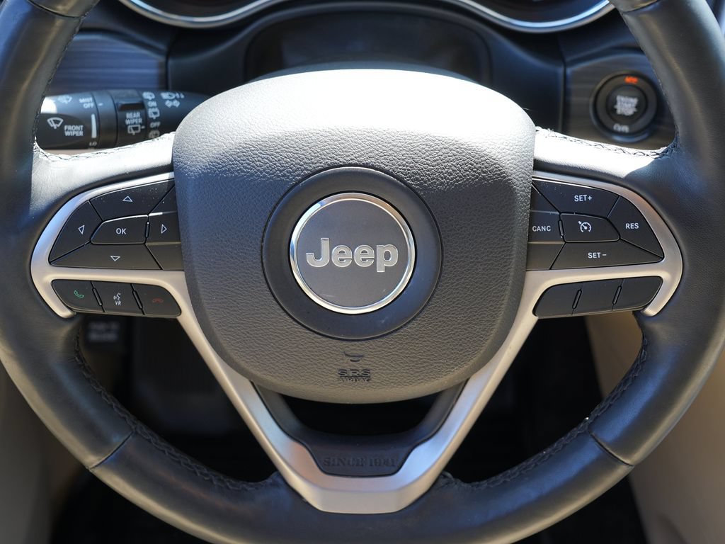 Used 2019 Jeep Grand Cherokee Laredo AWD/4WD image 23