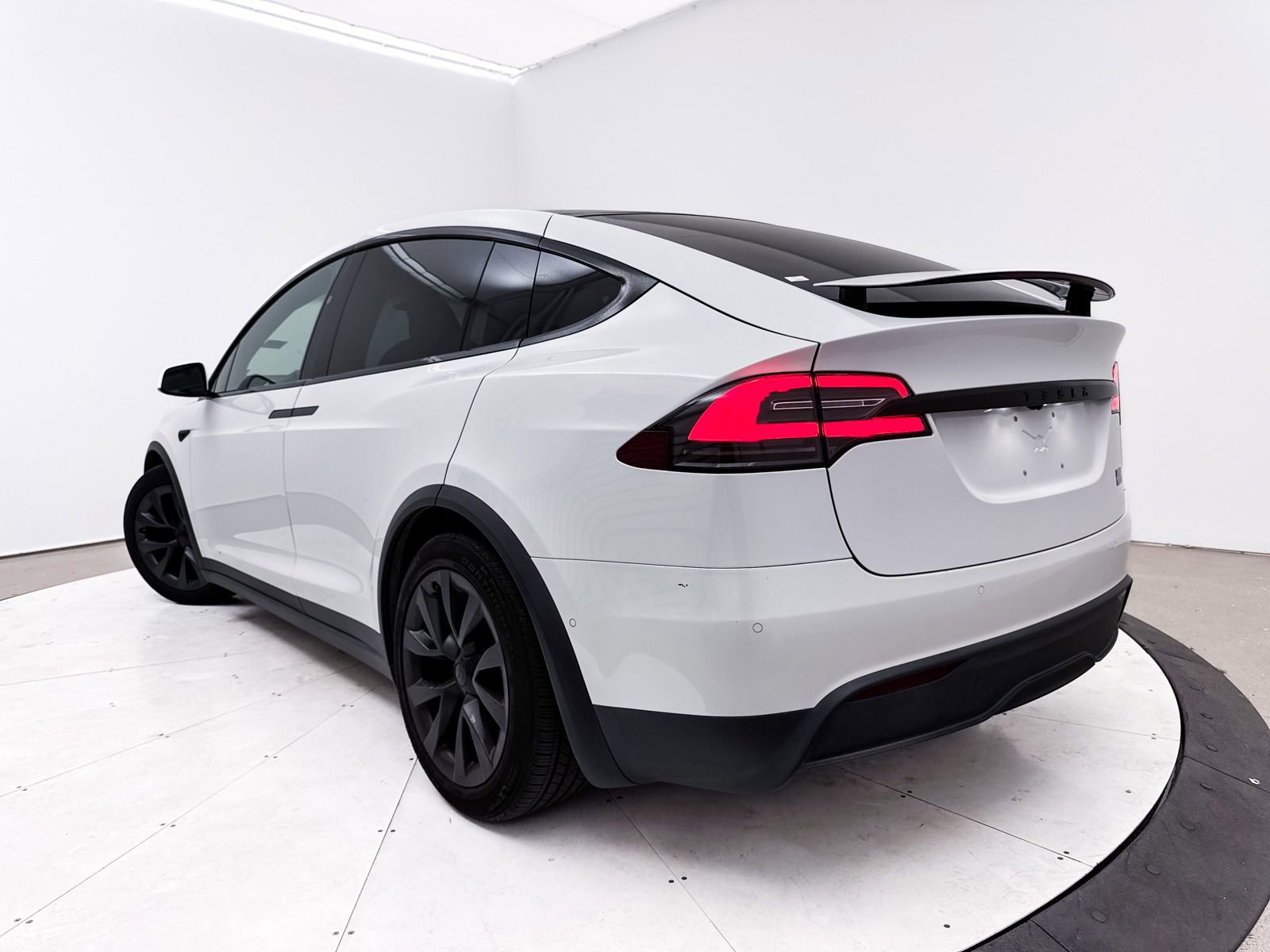 Used 2022 Tesla Model X Plaid image 2