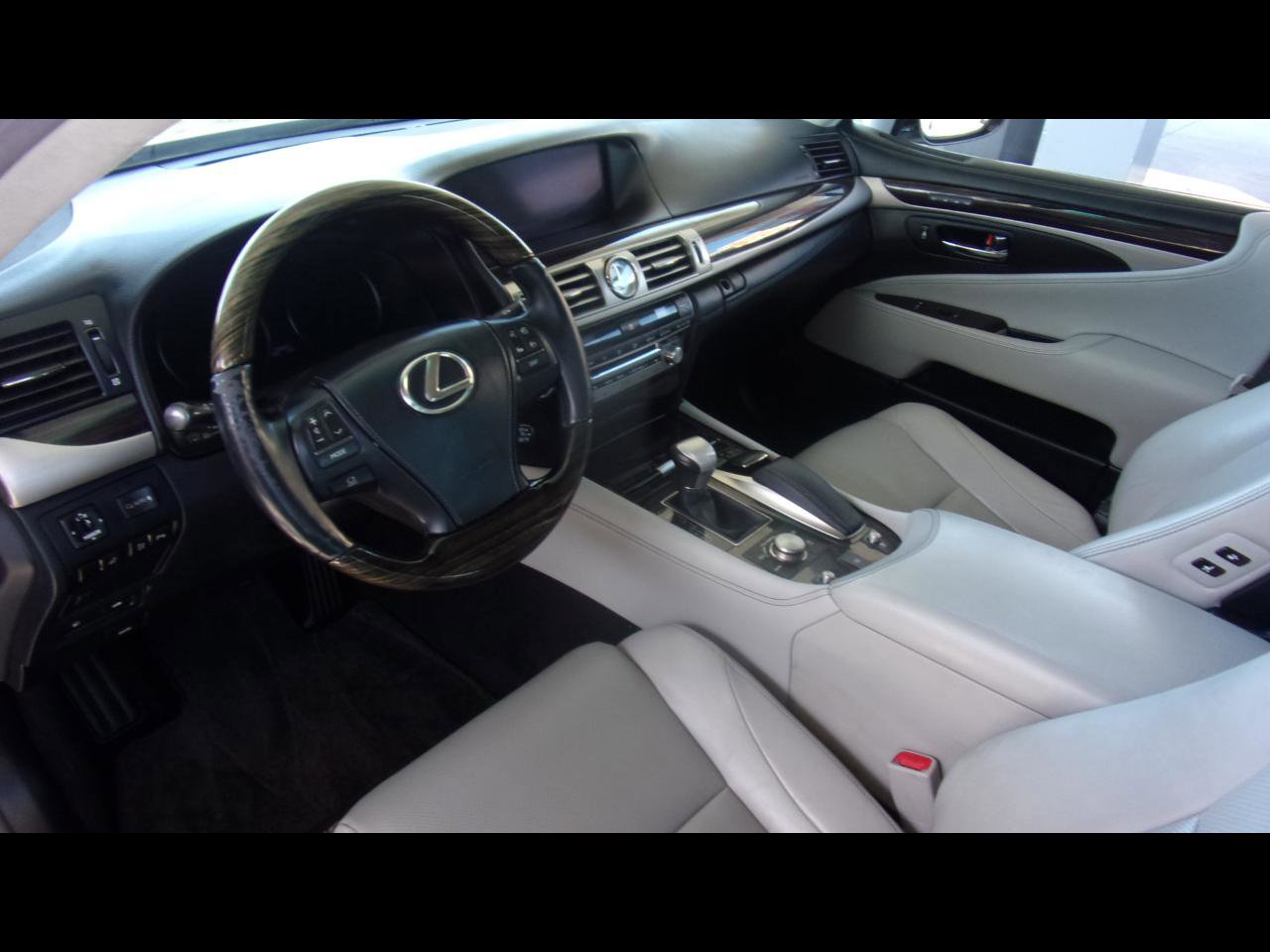 Used 2013 Lexus LS 460 w/ Comfort Pkg image 2