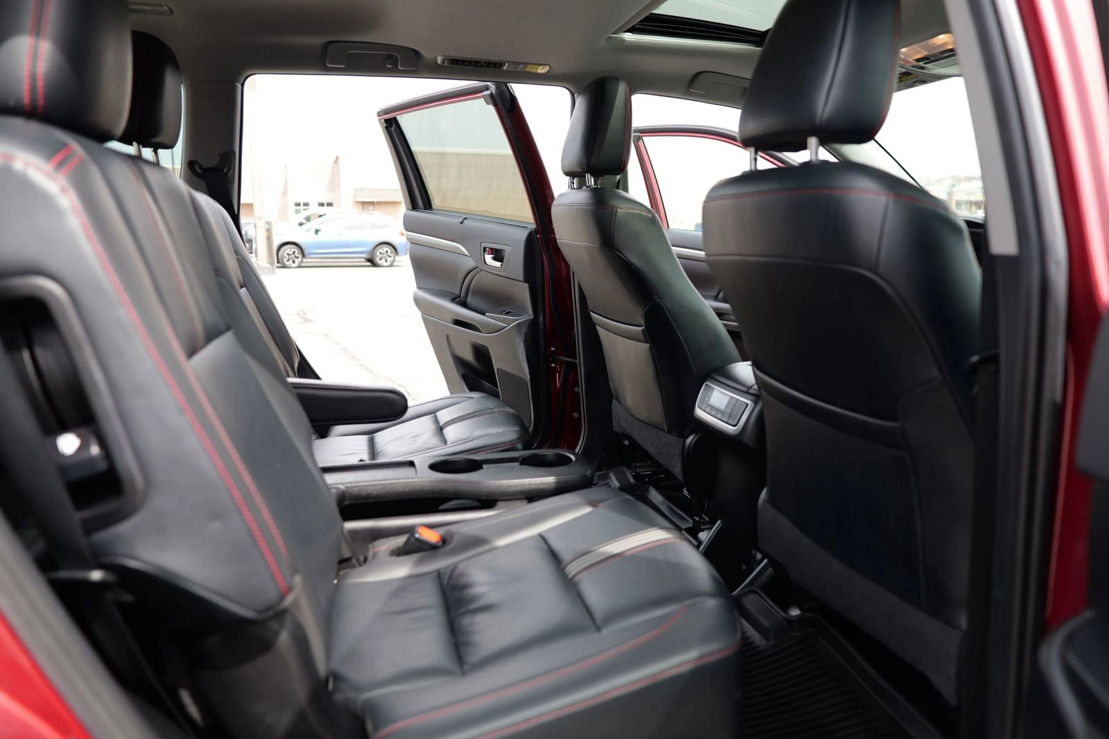 Used 2019 Toyota Highlander SE AWD/4WD image 32