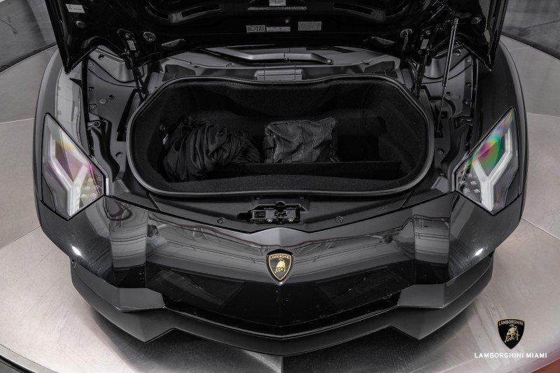 Used 2018 Lamborghini Aventador S image 13