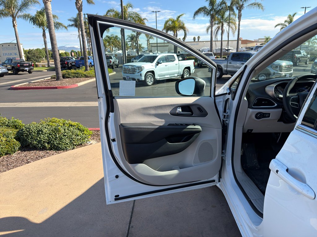 Used 2023 Chrysler Pacifica Touring-L image 11