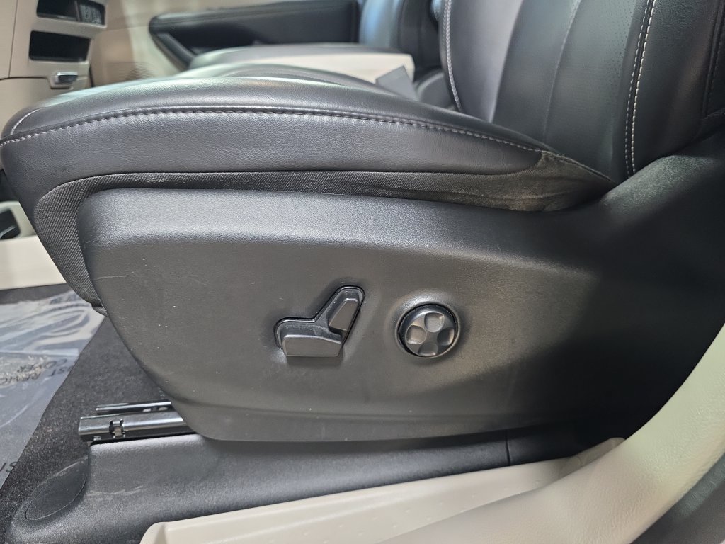 Used 2023 Chrysler Pacifica Touring-L FWD image 33
