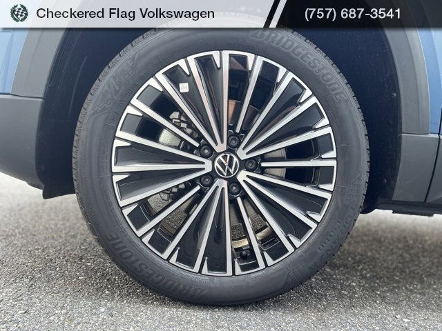 New 2025 Volkswagen Taos SE image 13